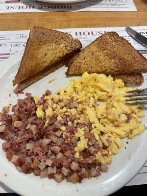 Scrambled eggs with hash n toast