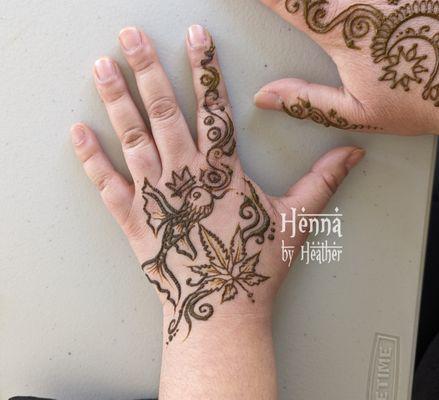 Henna of a fish smoking underwater, wearing the Green Choice crown logo :)