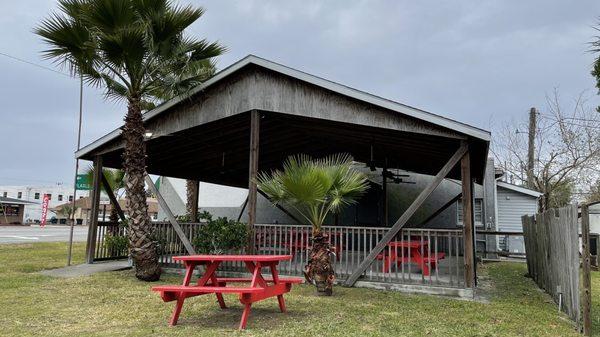 Covered and uncovered seating areas