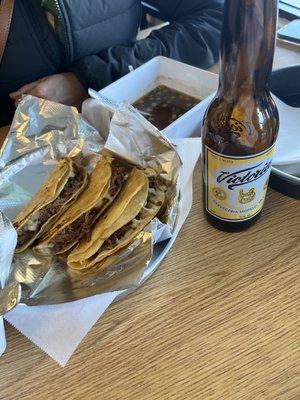 3 Birria Taco Quesadilla, consume y cerveza.