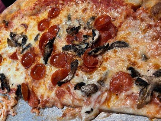 Mushroom & pepperoni pizza