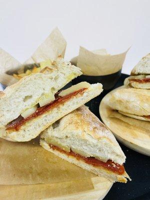 Bocadillo de jamón serrano queso manchego y chorizo