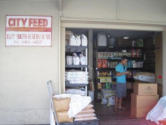 A peek inside of da store.  Very neat, clean & orderly.