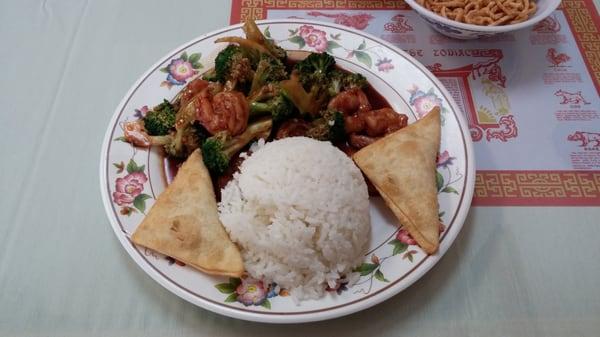 lunch combo: shrimp with broccoli, crab rangoons, steamed rice. (+ soup not pictured)