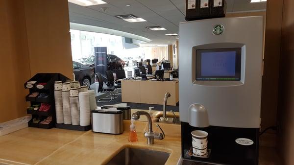 Starbucks machine - freshly ground coffee, hot chocolate, etc.