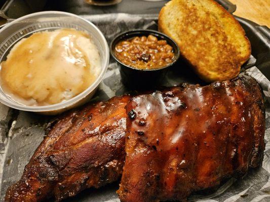 Full rack of ribs, mashed potatoes, baked beans and garlic toast.