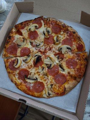 Mushroom and pepperoni pizza