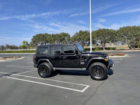 2.5 inch rubicon express lift. 35 inch toyo MTs and 17 inch method 306s.