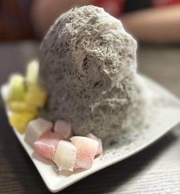 Black sesame & coconut frost with fresh fruits and mochi