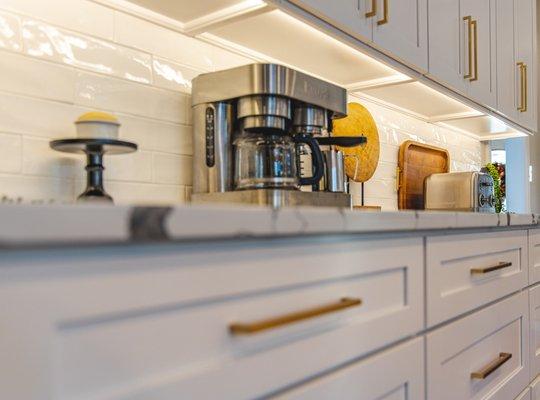 Kitchen remodeling project in Dulles, VA with white kitchen countertop & wooden flooring