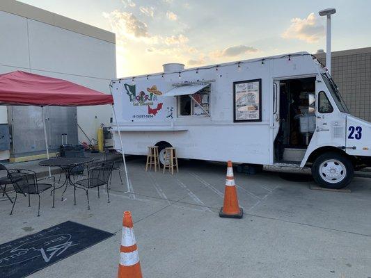 Great tacos and friendly customer service.   A great addition to the neighborhood.