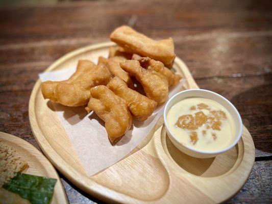 Pa Tong Go : Thai-style airy and crispy fried dough with a side of Thai tea custard dipping