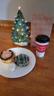 Mint Headlight, Mint Chocolate Candy Cane, 16oz. Coffee, and a free Banana Cream sample: Happy Holidays 2022!