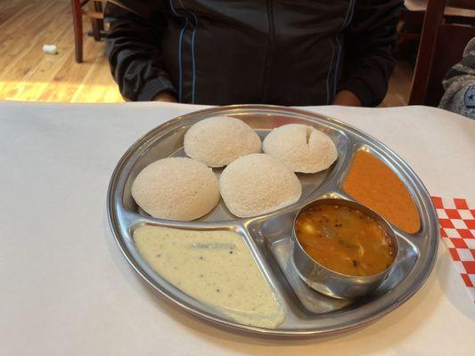 4 Pieces Idly, Vada with Sambar and Chutney