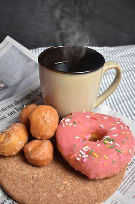 Take a pit spot for our delicious donut holes and homer donut paired with our famous Columbian coffee!