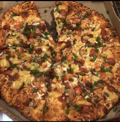 No pepperoni on the Maui zaui pepperoni this a $40 pizza and it's just green onions tomatoes, purple onions and pineapple no pepperoni!