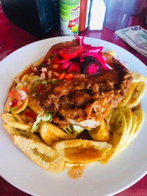 Riquisimo y crujiente pollo frito(pechuga) con tajadas de guineo verde.