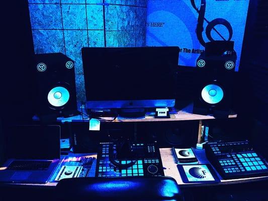 Imac, MacBook Pro, Maschine Studio & MK1, Yamaha HS87 & BX8 Speakers, Sennheisser & Beats By Dre Headphones.