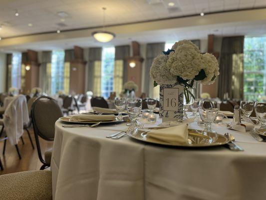 A display of the Young Main Lounge in Illinois Wesleyan University. It is a close up of a round table decor for a wedding.