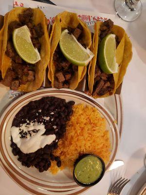 Steak tacos con rice and beans