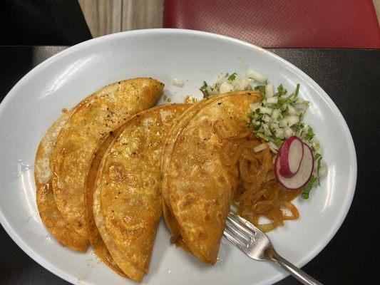 Tacos de barbacoa/birria.  Deliciosos y de buen tamaño, bien servidos.