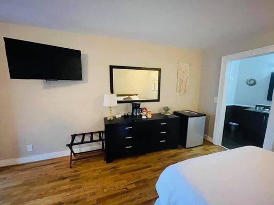 Large tv and nice hardwood flooring. Very clean