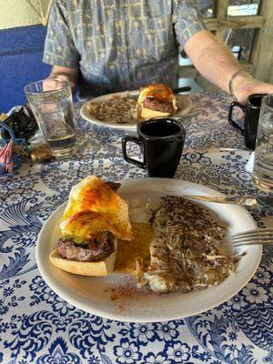 eggs benedict wit steak