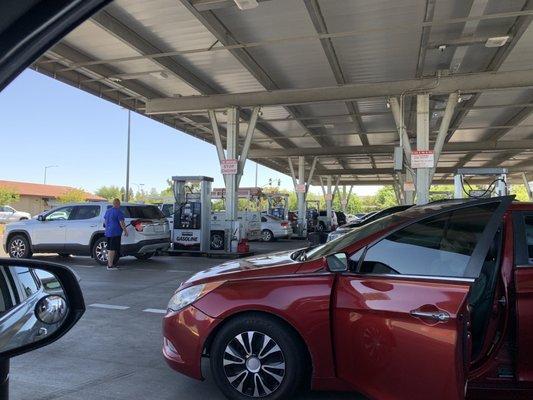 Super busy morning at the gas pumps and it's a weekday. gas is 5 cents cheaper than Fresno was this morning.