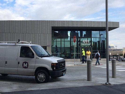 Information building (restrooms, seating, food stand, available Metro employee assistance if needed )