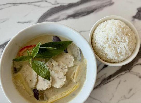 Best Thai vegetarian green curry with chicken breast