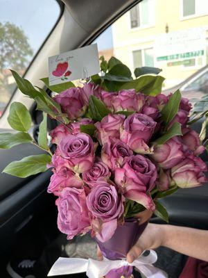 2 dozen "purple" roses they are even dying and this pic was taken right after I left the shop when you looks at these do you think 195?