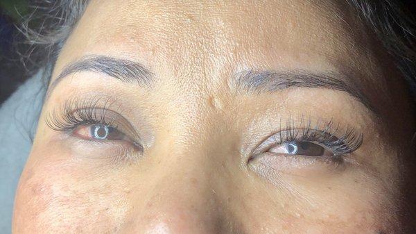 Natural Classic eyelashes extensions