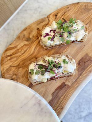 Homemade artichoke toast with lemon aioli