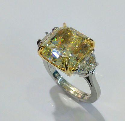 10.02 carats Radiant Diamond Fancy Yellow