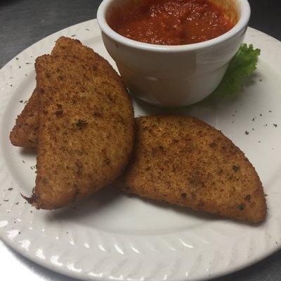 Fried Mozzarella made to order with house marinara sauce Yum!!