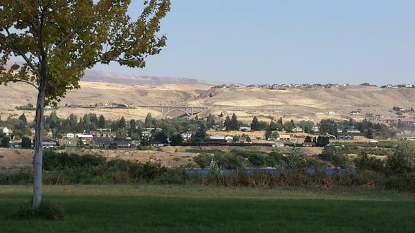 Looking to East Wenatchee across the Columbia River, near spaces 13, 15, 17 - the "popular" section