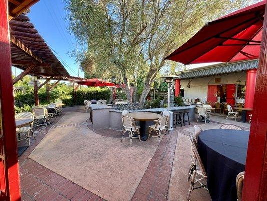 Such a pretty patio - easy to ignore the sound of cars driving by. I'm standing in a little private table area to take the photo :)