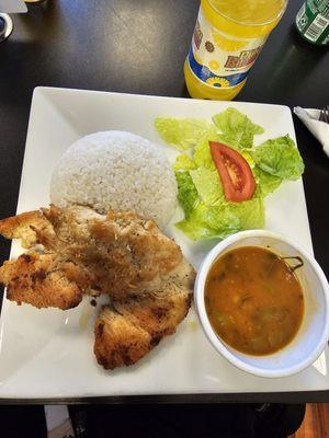 Arroz blanco con habichuelas, y pechuga de pollo a la parilla.