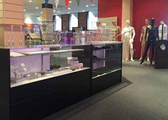 Showcases, mannequins, countertop displays and more on the showroom