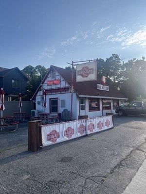 Adorable charm and help makes this diner a gem