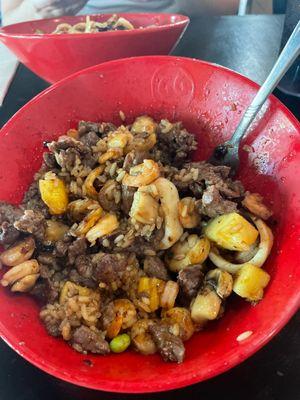 Fried rice bowl with steak, calamari, shrimp, chicken, pineapple, egg and 3G sauce