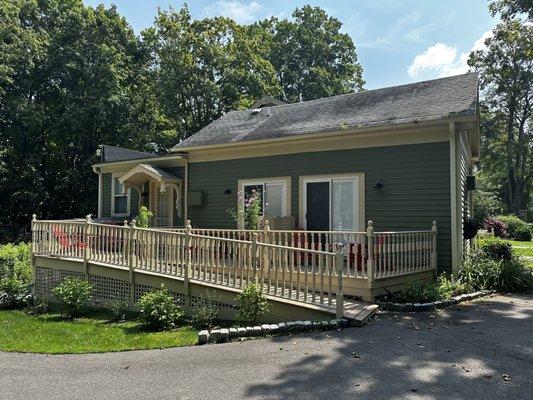 Pet friendly rooms. The only pet friendly rooms we have seen in Cooperstown.