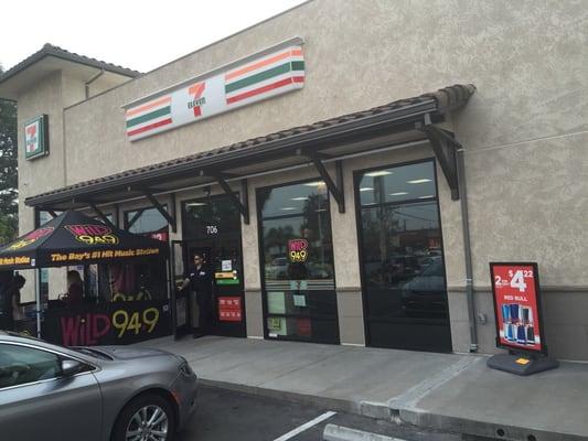 @wild949 at 706 Benton @7eleven celebrating our new store