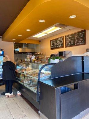 Inside my go-to bagel and breakfast sandwich spot in Alameda.