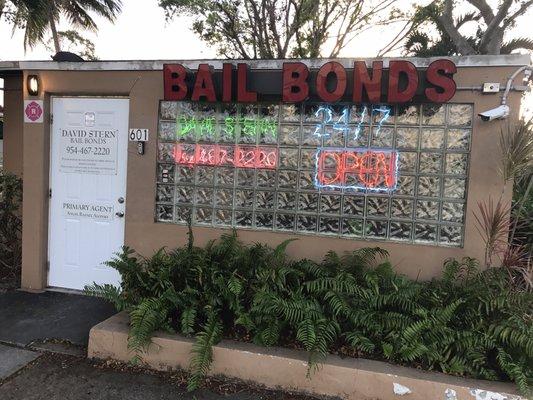 Licensed, bilingual bail bond agents available 24 hours a day, 365 days a year, (954) 467-2220.