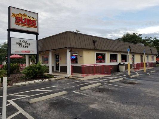 Front of restaurant from lot.