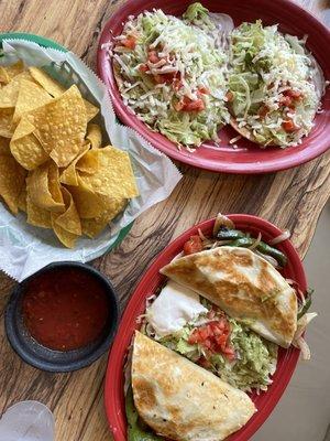 Chips and salsa, 2 chaupa, mushroom fajitas.