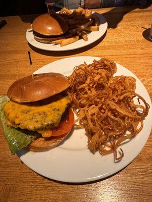 Cheeseburger with crispy onion straws