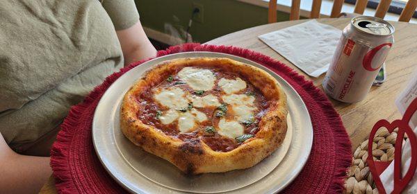 Margherita pizza, hot and ready, so so good.