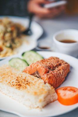 Grilled Salmon with crispy rice ( IG : @janimal.ca)